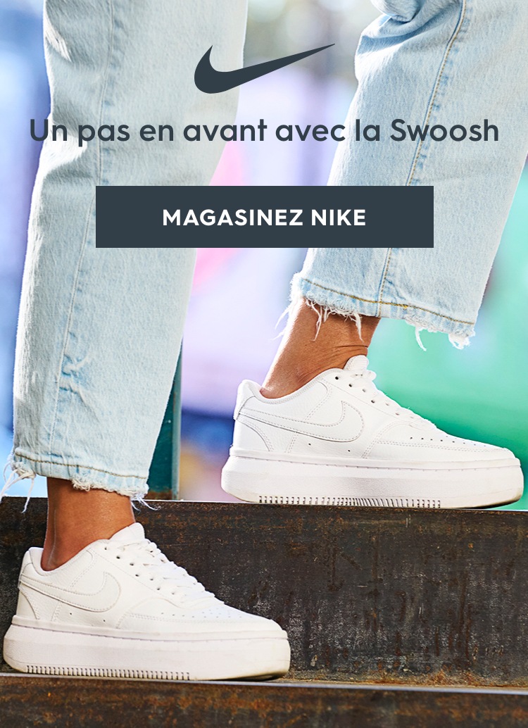femme portant des chaussures sport blanches nike