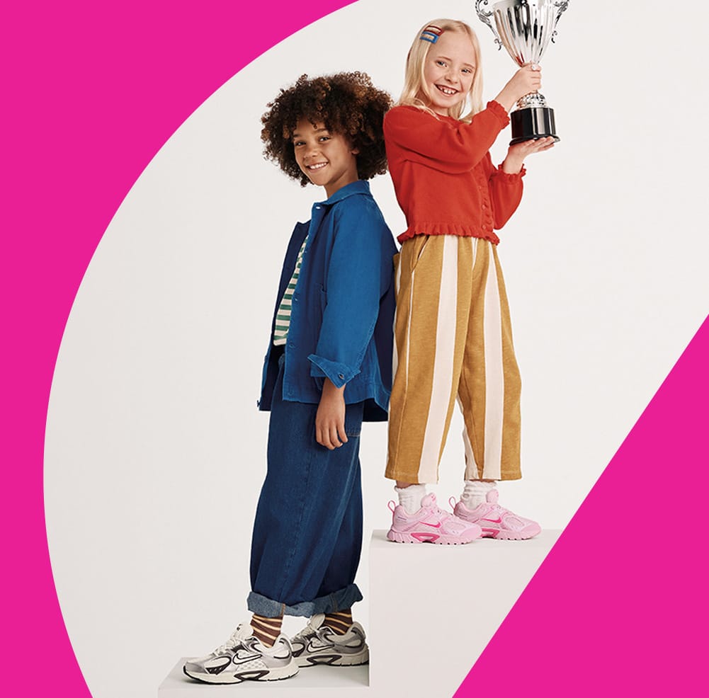 des filles portant chaussures athletiques Nike
