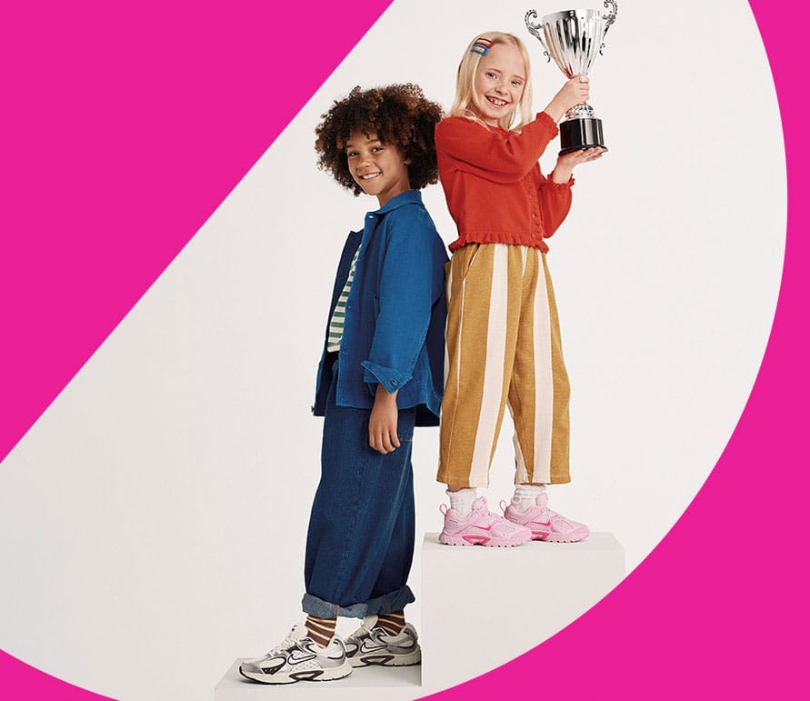 des filles portant chaussures athletiques Nike