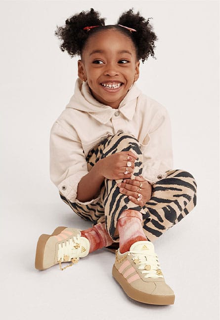 fille portant chaussures athletiques adidas