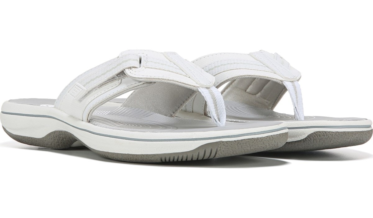 clarks women's white flip flops